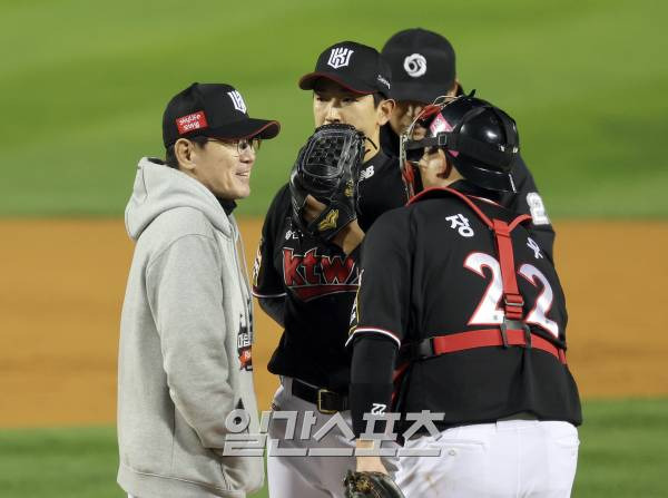 kt위즈와 LG 트윈스의 2023 KBO 한국시리즈 1차전 경기가 7일 오후 서울 잠실야구장에서 열렸다. kt 이강철 감독이 1회 마운드를 방문 흔들리는 선발 고영표를 진정시키고있다. 잠실=정시종 기자 capa@edaily.co.kr