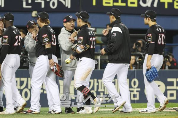 2023 KBO 프로야구 포스트시즌 LG트윈스와 kt위즈의 한국시리즈 1차전 경기가 7일 오후 서울 잠실야구장에서 열렸다. 3대 2로 1차전을 승리한 kt 이강철 감독이 선수들을 맞이하고 있다. 잠실=김민규 기자 mgkim1@edaily.co.kr /2023.11.07/