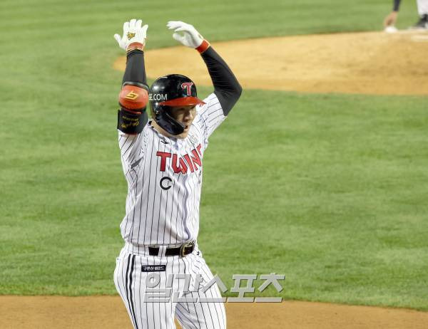 kt위즈와 LG 트윈스의 2023 KBO 한국시리즈 2차전 경기가 8일 오후 서울 잠실야구장에서 열렸다. LG 오지환이 6회 우월 1점 홈런을 날리고 기뻐하고 있다. 잠실=정시종 기자 capa@edaily.co.kr