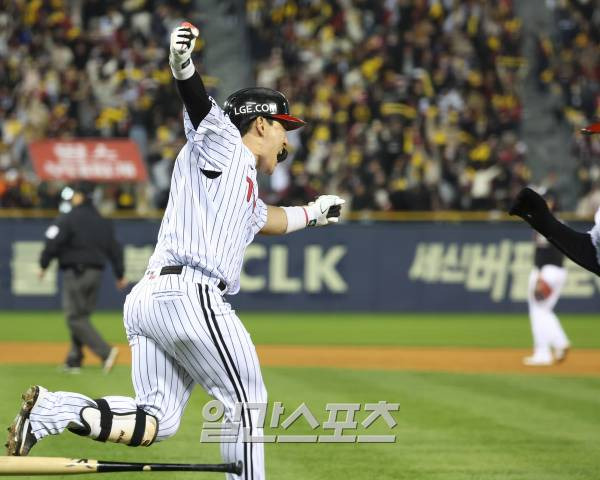 2023 KBO 프로야구 포스트시즌 LG트윈스와 kt위즈의 한국시리즈 2차전 경기가 8일 오후 서울 잠실야구장에서 열렸다. 8회말 1사 2루 박동원이 역전 투런홈런을 치고 환호하며 달려나가고 있다. 잠실=김민규 기자 mgkim1@edaily.co.kr /2023.11.08/