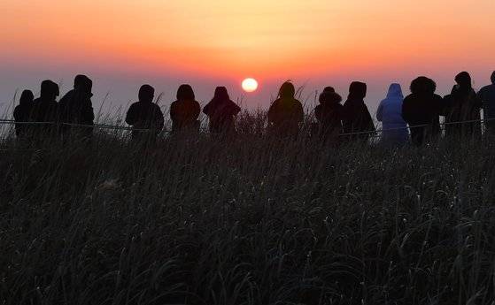 경남 양산시 '영남알프스' 천성산에서 시민, 관광객들이 2023년 새해 첫 일출을 바라보고 있다. 연합뉴스