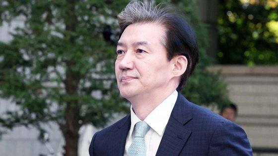 조국 전 장관이 2심 공판에 출석하는 모습. 연합뉴스