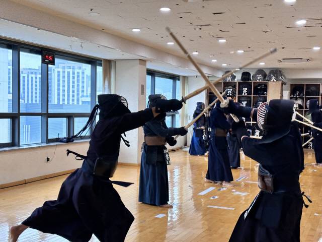 ▲ 수련중인 동방검도관 관원들. 오후 5시부터 청소년들이, 오후 8시부터 직장인들이 수련을 한다.