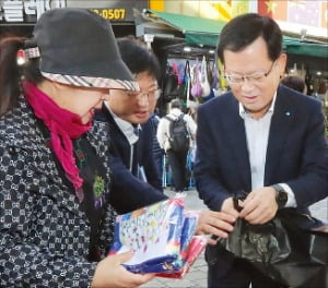 조병규 우리은행장이 8일 서울 남대문시장에서 물건을 사고 있다.  /정의진 기자