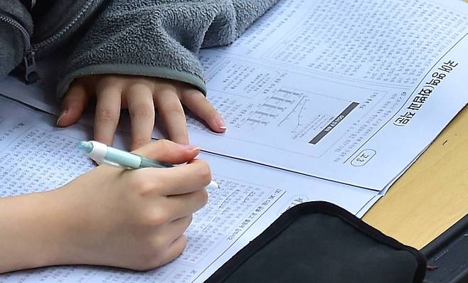 전국연합학력평가가 실시된 지난달 대구 수성구 정화여자고등학교에서 고3 학생이 시험 문제를 풀고 있다. /사진=뉴시스