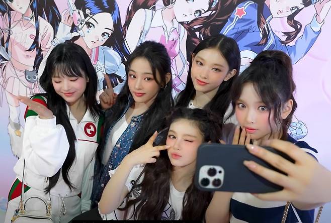 인기 아이돌 뉴진스가 일상에서 아이폰15를 사용하는 모습. [뉴진스 공식 유튜브 채널]
