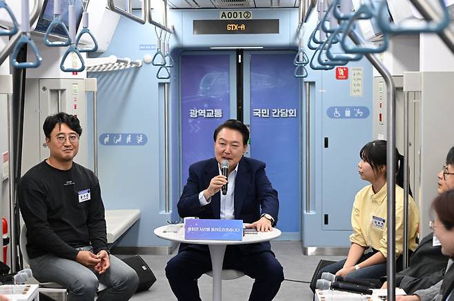 [화성=뉴시스] 윤석열 대통령이 6일 경기 화성시 동탄역 GTX-A 노선 열차에서 광역교통 국민간담회를 하고 있다. (사진=대통령실 제공) 2023.11.06. photo@newsis.com *재판매 및 DB 금지
