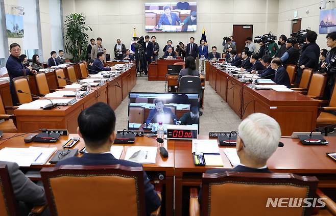 [서울=뉴시스] 추상철 기자 = 한기호 국회 국방위원장이 8일 오전 서울 여의도 국회에서 열린 국방위원회 전체회의에서 회의 개의를 놓고 항의하는 김병주 야당 간사와 언쟁을 하고 있다. 2023.11.08. scchoo@newsis.com