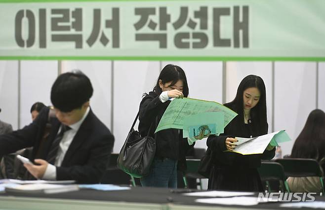 [용인=뉴시스] 김종택기자 = 8일 경기도 용인시 단국대학교 죽전캠퍼스에서 열린 하반기 일자리 박람회 '청년 잡페어(JOB FAIR)를 찾은 방문객들이 채용안내문을 살펴보고 있다. 2023.11.08. jtk@newsis.com