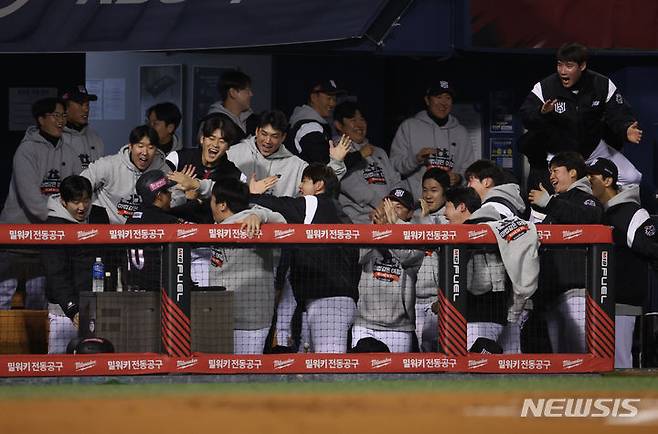 [서울=뉴시스] 고승민 기자 = 8일 서울 잠실야구장에서 열린 2023 KBO 포스트시즌 한국시리즈(KS) 2차전 LG 트윈스 대 KT 위즈 경기, KT 공격 1회초 1사 만루 상황 5번타자 장성우가 2득점 2루타를 치자 3루주자 황재균이 홈인, 덕아웃서 동료들과 환호하고 있다. 2023.11.08. kkssmm99@newsis.com