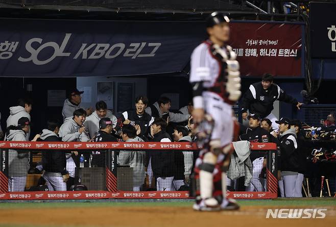 [서울=뉴시스] 고승민 기자 = 8일 서울 잠실야구장에서 열린 2023 KBO 포스트시즌 한국시리즈(KS) 2차전 LG 트윈스 대 KT 위즈 경기, KT 공격 1회초 1사 2,3루 상황 6번타자 배정대가 2점 적시타를 치자 2,3루 주자 박병호, 장성우가 홈인, 이강철 감독이 박수를 치고 있다. 2023.11.08. kkssmm99@newsis.com