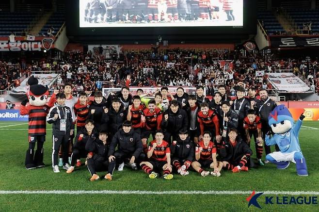 [서울=뉴시스] 프로축구 K리그1 포항스틸러스 선수단. (사진=한국프로축구연맹 제공) *재판매 및 DB 금지