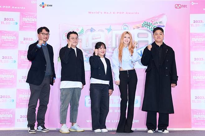 8일 오전, 서울 강남구 에스제이 쿤스트할레에서 '2023 마마 어워즈' 미디어 데이가 열렸다. 왼쪽부터 박찬욱 엠넷 사업부장, 이영주 PD, 신유선 PD, 호스트 전소미, 이형진 PD. 엠넷 제공