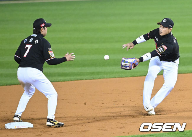 [OSEN=잠실, 김성락 기자] 7일 오후 서울 잠실야구장에서 '2023 KBO 프로야구 포스트시즌 한국시리즈 1차전' LG 트윈스와 KT 위즈의 경기가 열렸다.1회말 1사 1, 3루 LG 오스틴의 2루수 땅볼 때 KT 2루수 박경수가 송구실책을 범하고 있다. 이때 LG 3루주자 박해민이 홈으로 내달려 동점 득점을 올렸다. 2023.11.07 / ksl0919@osen.co.kr