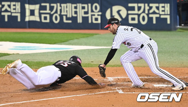 [OSEN=잠실, 김성락 기자] 7일 오후 서울 잠실야구장에서 '2023 KBO 프로야구 포스트시즌 한국시리즈 1차전' LG 트윈스와 KT 위즈의 경기가 열렸다.4회초 1사 1, 2루 KT 장성우의 동점 1타점 적시타 때 LG 유격수 오지환이 오지환이 송구실책을 범했다. 이때 3루까지 내달린 1루 주자 알포드가 홈으로 내달렸지만 LG 1루수 오스틴에게 태그아웃되고 있다. 2023.11.07 / ksl0919@osen.co.kr