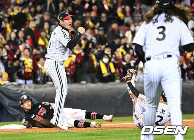 [OSEN=잠실, 이대선 기자] 7일 오후 서울 잠실야구장에서 2023 KBO 프로야구 포스트시즌 한국시리즈 1차전 LG 트윈스와 KT 위즈의 경기가 열렸다.2회초 무사 1,2루에서 KT 문상철의 병살타 때 3루로 LG 오지환이 트리플플레이를 성공시키고 환호하고 있다. 2023.11.07 /sunday@osen.co.kr