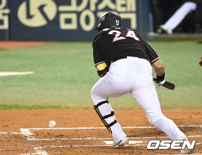 [OSEN=잠실, 김성락 기자] 7일 오후 서울 잠실야구장에서 '2023 KBO 프로야구 포스트시즌 한국시리즈 1차전' LG 트윈스와 KT 위즈의 경기가 열렸다.2회초 무사 1,2루 KT 문상철이 번트 병살타를 치고 있 다. 2023.11.07 / ksl0919@osen.co.kr