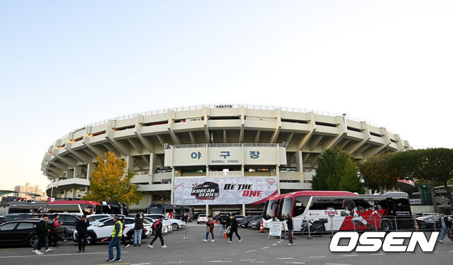 [OSEN=잠실, 이대선 기자] 7일 오후 서울 잠실야구장에서 2023 KBO 프로야구 포스트시즌 한국시리즈 1차전 LG 트윈스와 KT 위즈의 경기가 열렸다.경기에 앞서 관중들이 경기장으로 향하고 있다. 2023.11.07 /sunday@osen.co.kr