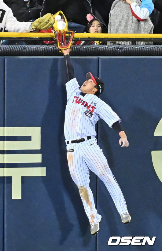 [OSEN=잠실, 이석우 기자] 7일 잠실 NC파크에서 2023 신한은행 SOL KBO 포스트시즌 한국시리즈 LG 트윈스와 KT 위즈의 1차전 경기가 열렸다. LG 트윈스 문성주가 9회초 2사 1루 KT 위즈 문상철의 타구를 몸을 날렸으나 잡지 못하고 있다. 2023.11.07 / foto0307@osen.co.kr