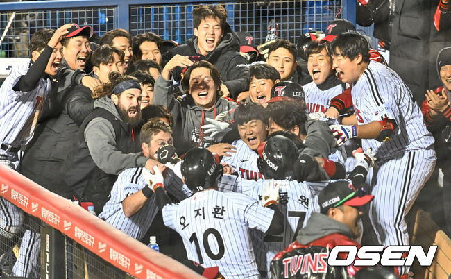 [OSEN=잠실, 이석우 기자] 8일 잠실 NC파크에서 2023 신한은행 SOL KBO 포스트시즌 한국시리즈 LG 트윈스와 KT 위즈의 2차전 경기가 열렸다. LG 트윈스 박동원이 8회말 1사 2루 좌중월 역전 2점 홈런을 치고 하이파이브를 하고 있다. 2023.11.08 / foto0307@osen.co.kr