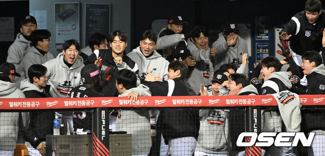 [OSEN=잠실, 이대선 기자] 8일 오후 서울 잠실야구장에서 2023 KBO 프로야구 포스트시즌 한국시리즈 2차전 LG 트윈스와 KT 위즈의 경기가 열렸다.1회초 1사 만루에서 KT 장성우의 좌전 2타점 적시 2루타 때 홈을 밟은 알포드가 더그아웃에서 동료들과 환호하고 있다. 2023.11.08 /sunday@osen.co.kr