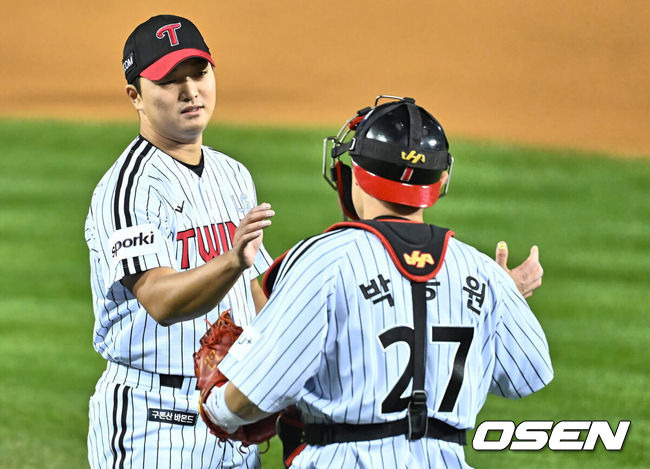 [OSEN=잠실, 이석우 기자] 8일 잠실 NC파크에서 2023 신한은행 SOL KBO 포스트시즌 한국시리즈 LG 트윈스와 KT 위즈의 2차전 경기가 열렸다. LG 트윈스 고우석이 5-4로 역전승 한 후 박동원과 기쁨을 나누고 있다. 2023.11.08 / foto0307@osen.co.kr