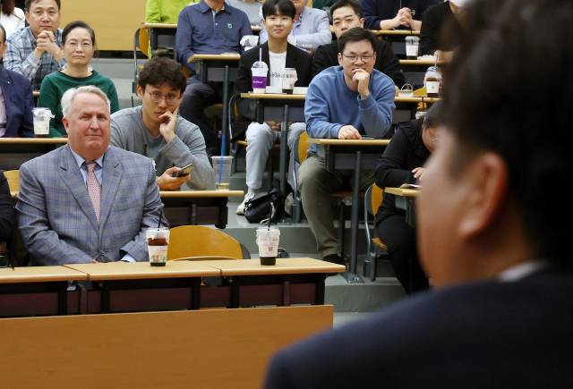 ▲인요한 국민의힘 혁신위원장이 지난 4일 오후 부산 경성대학교에서 열린 이준석 전 대표, 이언주 전 의원 토크콘서트에 참석해 있다. ⓒ연합뉴스