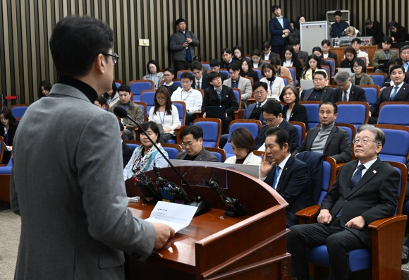 홍익표 더불어민주당 대표가 8일 서울 여의도 국회에서 열린 의원총회에서 발언하고 있다. 2023.11.8 홍윤기 기자