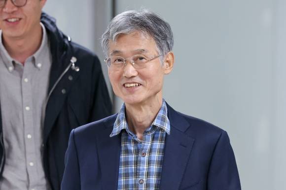 새 대법원장 후보에 조희대 전 대법관 - 조희대(가운데) 새 대법원장 후보자가 8일 서울 종로구 성균관대학교 법학전문대학원에 있는 사무실에서 동료 교수들에게 축하를 받고 있다. 윤석열 대통령은 이날 차기 대법원장 후보자로 조 전 대법관을 지명했다. 2023.11.8