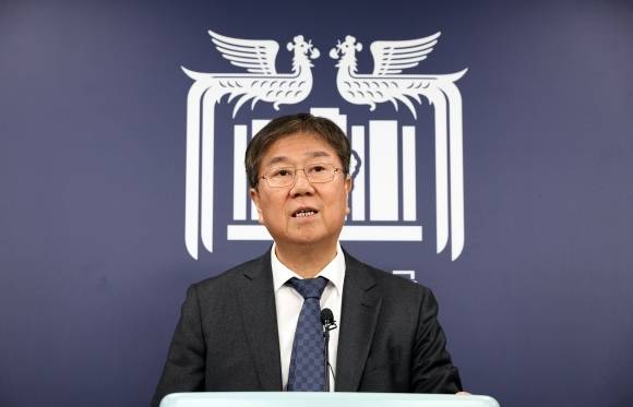 조희대 대법원장 후보자 인선 배경 설명하는 김대기 대통령 비서실장 - 윤석열 대통령이 차기 대법원장 후보자로 조희대 전 대법관을 지명한 8일 서울 용산 대통령실 청사에서 김대기 대통령 비서실장이 인선 배경에 관해 설명하고 있다. 2023.11.8