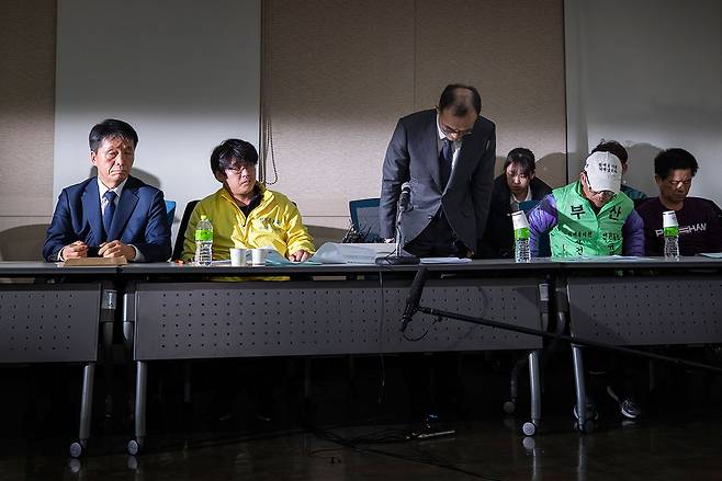 2018년 11월 문무일 검찰총장(허리 숙인 사람)이 형제복지원 사건 피해자들에게 사과를 하고 있다.ⓒ시사IN 신선영