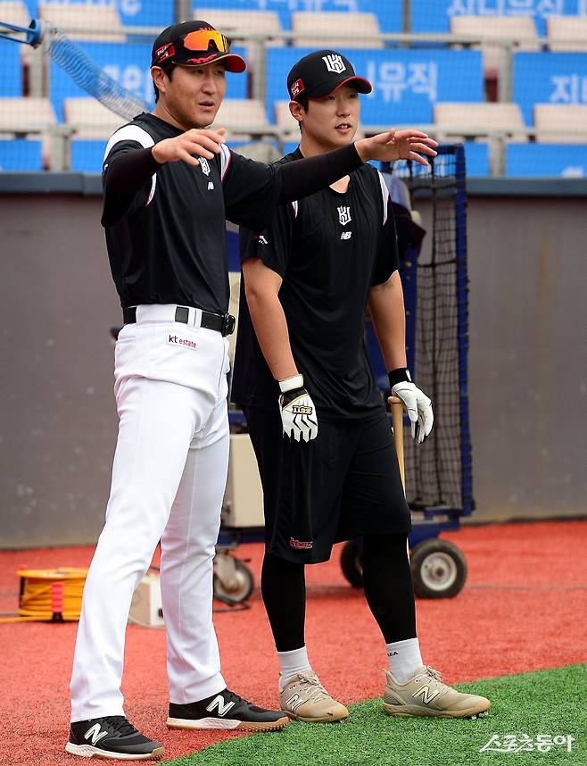 kt 유한준 코치와 이호연이 이야기를 나누고 있다. 수원 | 김민성 기자 marineboy@donga.com