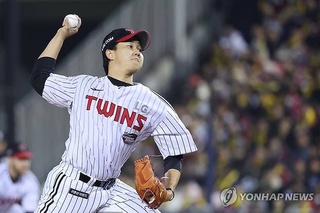 역투하는 유영찬 (서울=연합뉴스) 신현우 기자 = 8일 서울 잠실야구장에서 열린 2023 KBO 한국시리즈 2차전 kt wiz와 LG 트윈스의 경기. 6회초 LG 투수 유영찬이 역투하고 있다. 유영찬은 5회초 2사 1,2루 kt 문상철 타석 때 교체 투입됐다. 2023.11.8 nowwego@yna.co.kr