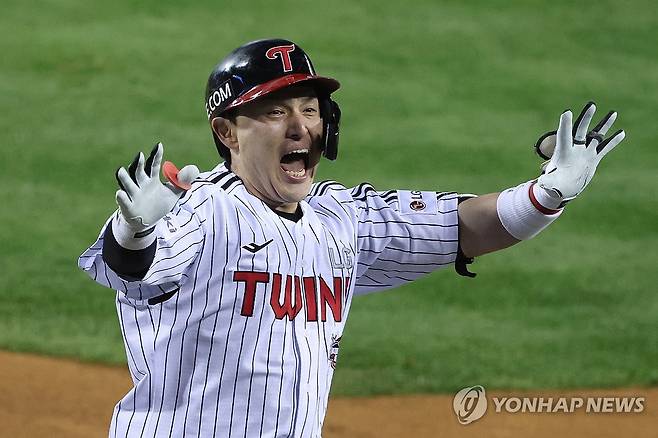 박동원 역전 투런포 쾅! (서울=연합뉴스) 김주성 기자 = 8일 서울 잠실야구장에서 열린 2023 KBO 한국시리즈 2차전 kt wiz와 LG 트윈스의 경기. 
    LG 박동원이 8회말 1사 2루 상황에서 역전 투런포를 날린 뒤 환호하고 있다. 2023.11.8 utzza@yna.co.kr