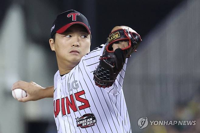 LG 마무리 고우석 (서울=연합뉴스) 신현우 기자 = 8일 서울 잠실야구장에서 열린 2023 KBO 한국시리즈 2차전 kt wiz와 LG 트윈스의 경기. 9회초 교체 투입된 LG 투수 고우석이 역투하고 있다. 2023.11.8 nowwego@yna.co.kr