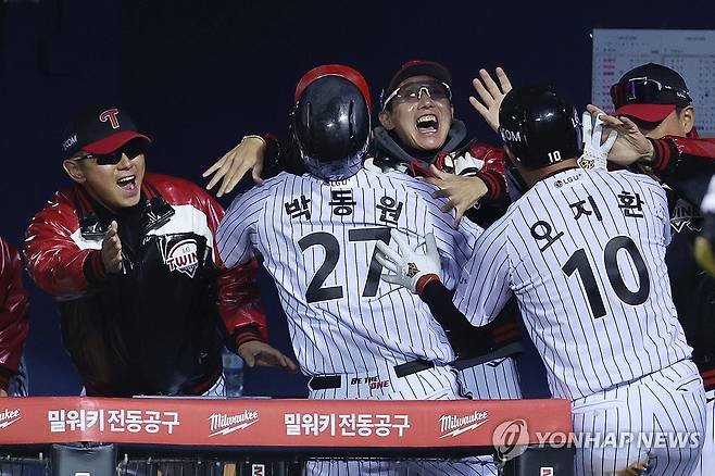 LG 역전 (서울=연합뉴스) 신현우 기자 = 8일 서울 잠실야구장에서 열린 2023 KBO 한국시리즈 2차전 kt wiz와 LG 트윈스의 경기. 8회말 1사 2루 LG 박동원이 역전 2점 홈런을 친 뒤 더그아웃에서 염경엽 감독과 기뻐하고 있다. 2023.11.8 nowwego@yna.co.kr