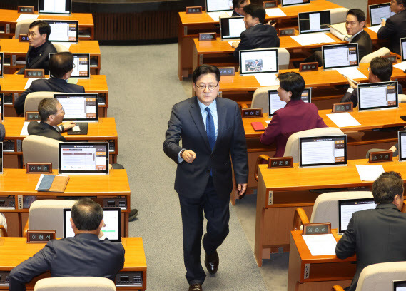 홍익표 더불어민주당 원내대표가 9일 서울 여의도 국회 본회의장에서 열린 제410회 국회(정기회) 제11차 본회의에서 의원들과 대화를 하고 있다.  (사진=뉴스1)