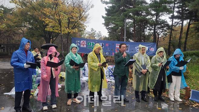 [이데일리 김형욱 기자] 김상협 2050탄소중립녹색성장위원회(이하 탄녹위) 위원장이 9일 서울 노들나루공원에서 열린 현수막 난립 근절 선포식에서 환경단체 대표들과 함께 선포문을 발표하고 있다.