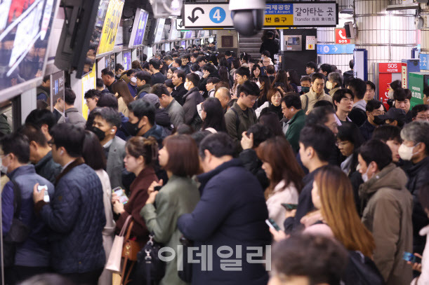 서울교통공사 노조가 이틀간 경고파업을 예고한 9일 오전 1호선 서울역에서 파업으로 인해 열차가 지연되자 시민들이 북적이고 있다. 서울교통공사 노조는 9, 10일 이틀간 경고성 파업에 들어가지만 출근시간대 운행은 협약에 따라 정상적으로 이루어진다. (사진=이영훈 기자)