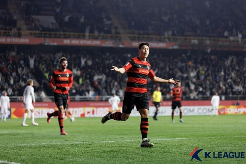 포항의 김인성이 역전 결승골을 터트리고 기뻐하고 있다. [한국프로축구연맹 제공]