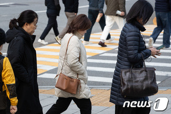 '겨울이 시작된다'는 절기상 입동(立冬)을 하루 앞둔 7일 서울 도심에서 두터운 옷차림을 한 시민들이 출근길 발걸음을 재촉하고 있다.  2023.11.7/뉴스1 ⓒ News1 유승관 기자