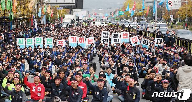 서울교통공사노동조합 조합원들이 9일 오전 서울 중구 시청역 인근에서 열린 총파업 출정식에서 인력 감축 철회, 청년고용 창출 등을 촉구하고 있다. 이날 한국노총 소속 조합원들은 파업에 불참했다. 2023.11.9/뉴스1 ⓒ News1 김민지 기자