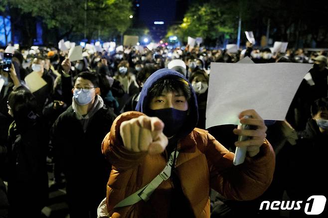 중국인들이 당국의 제로 코로나 정책에 항의하는 의미로 백지를 들고 시위를 하고 있다. 2022.11.27 ⓒ 로이터=뉴스1 ⓒ News1 권진영