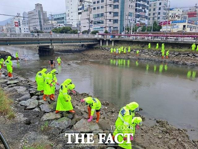 거제에서 생후 5일 된 아기를 목 졸라 살해한 뒤 암매장한 사건과 관련해 수색 중인 경찰./경남경찰청