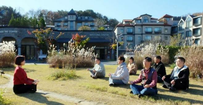 삼성전자서비스 임직원들이 지난 7~8일 경기도 이천 에덴파라다이스호텔 '홀가분 힐링캠프'에서 명상하는 모습.[사진제공=삼성전자서비스]