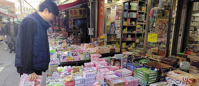 지난 7일 서울 종로구 창신동 문구거리의 한 문구점에서 손님이 진열대에 놓인 상품을 둘러보고 있다. 이곳 문구점은 학교나 유치원 준비물을 사는 손님이 줄어들어 외국인 관광객으로 타깃을 바꿨다. /신지인 기자