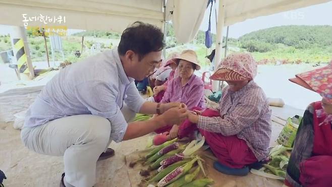 교양 프로 ‘동네 한 바퀴’에서 어르신들을 만난 이만기. /KBS