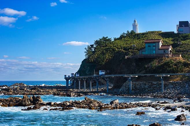 경북 울진 죽변항의 죽변등대 아래로 죽변해안스카이레일이 오간다. 죽변 등대는 울릉도·독도에서 가장 가까운 거리에 있는 등대다. / 양수열 영상미디어 기자