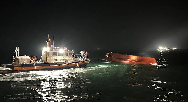 5일 오후 전남 신안군 임자면 대비치도 서쪽 해상에서 해경 등 구조 당국이 청보호 전복사고 실종자 야간 수색 작업을 진행하고 있다. 24톤급 통발어선 청보호는 전날 오후 11시19분쯤 전복됐고, 승선원 12명 중 9명이 실종됐다. (목포해양경찰 제공) 2023.2.5/뉴스1