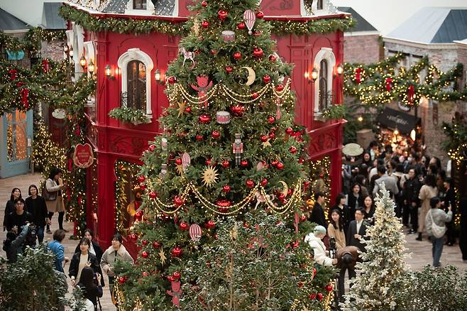 현대백화점은 올해 크리스마스 시즌을 맞아 여의도 더현대서울에 '해리의 꿈의 상점'을 테마로 대형 크리스마 트리와 유럽 작은 공방들이 모여 있는 이국적인 골목길을 재현한 H빌리지를 조성했다. /뉴스1